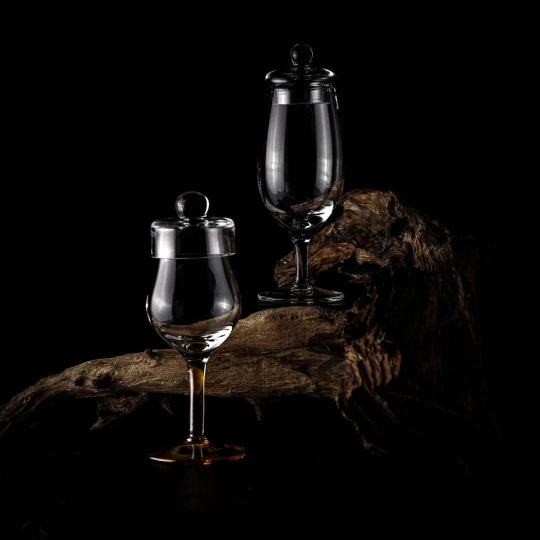 In this photo Amber Tasting Box – 2 Hand-Blown Whisky Glasses with Lids – Amber Glass Mood4whisky