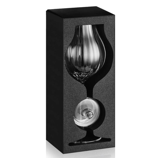In this photo Whisky Glass G610 – 200 ml – with Lid – Hand-Blown – Amber Glass Mood4whisky